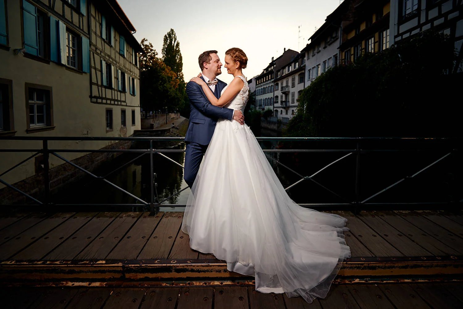 photo couple mariage day after romantique strasbourg petite france cathedrale dites cheese 011