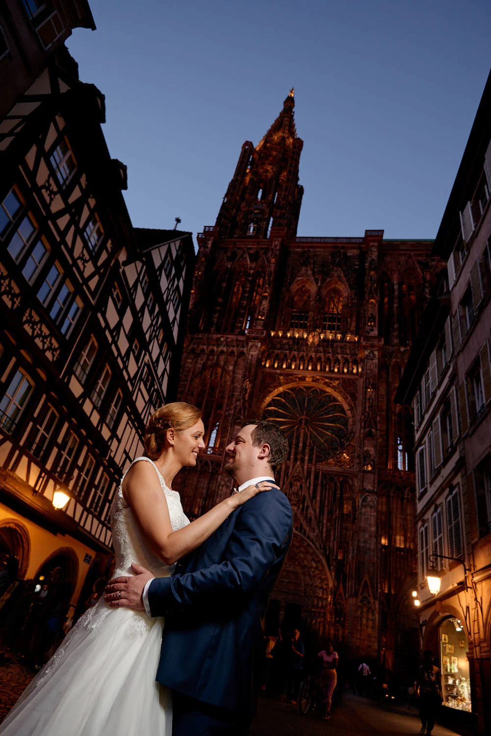 photo couple mariage day after romantique strasbourg petite france cathedrale dites cheese 016